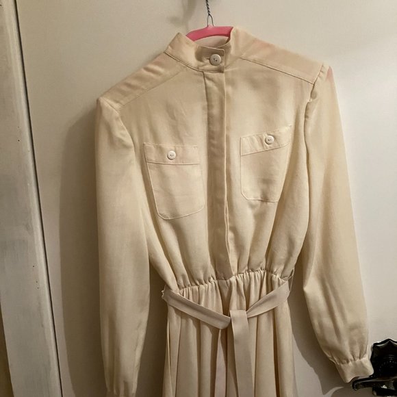 tag missing size 8 petite, cream coloured dress - Picture 9 of 9